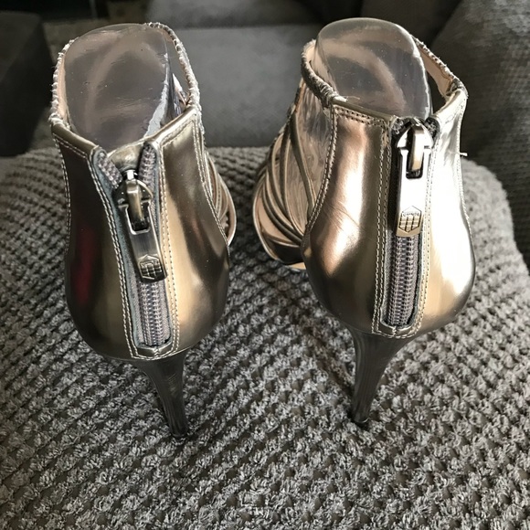 Vince Camuto Steel Metallic Leather Sandals - Picture 8 of 8